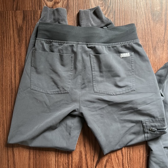 Figs Set Zamora Jogger Pants & Catarina Top Scrubs Charcoal Gray Red Size XXS - Picture 12 of 12